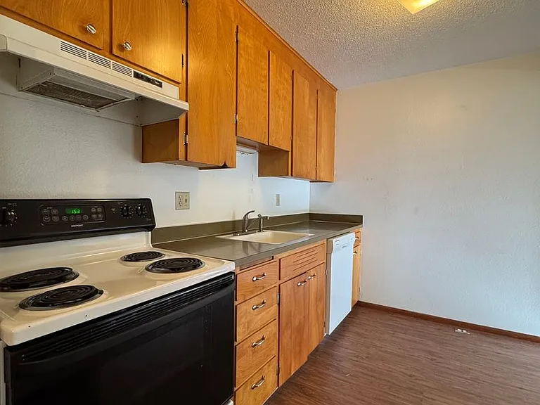 1500 Glen Dr — Photo 4