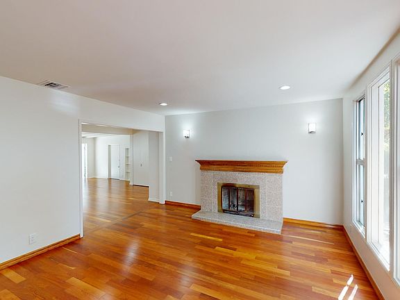 4th image of 2847 Fairmount Ave