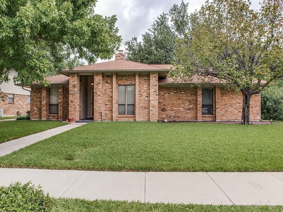 Gorgeous large front yard