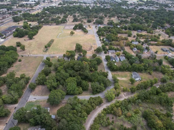 2424 S 10th St, Waco, TX 76706