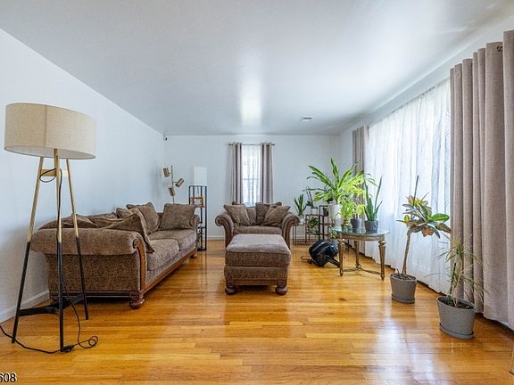 3rd image of 1758 Kenneth Ave
