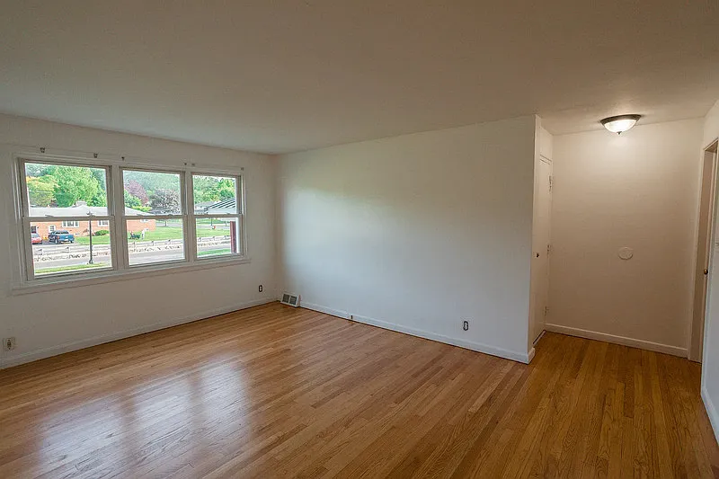 2 bed, 1.0 bath, 1000 sqft, $1,290 — Photo 2