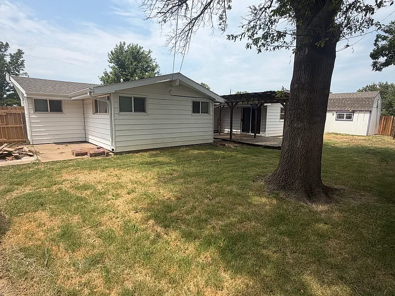 3301 Canterbury Dr — Photo 23