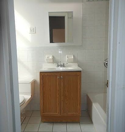 3rd image of 820 Elton Ave #2