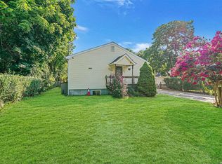 1468 Osborn Ave, Riverhead, NY 11901