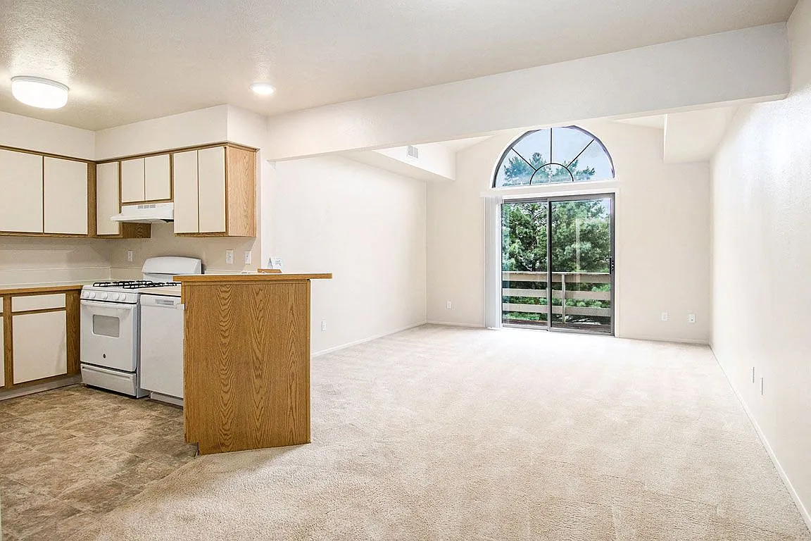 Pine Knoll Apartments — Photo 3