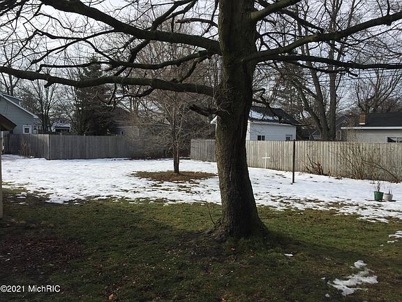 5th image of 826 Pennoyer Ave