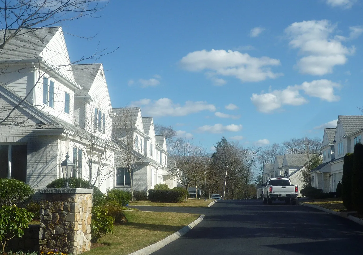 910 W Roxbury Pkwy — Photo 1