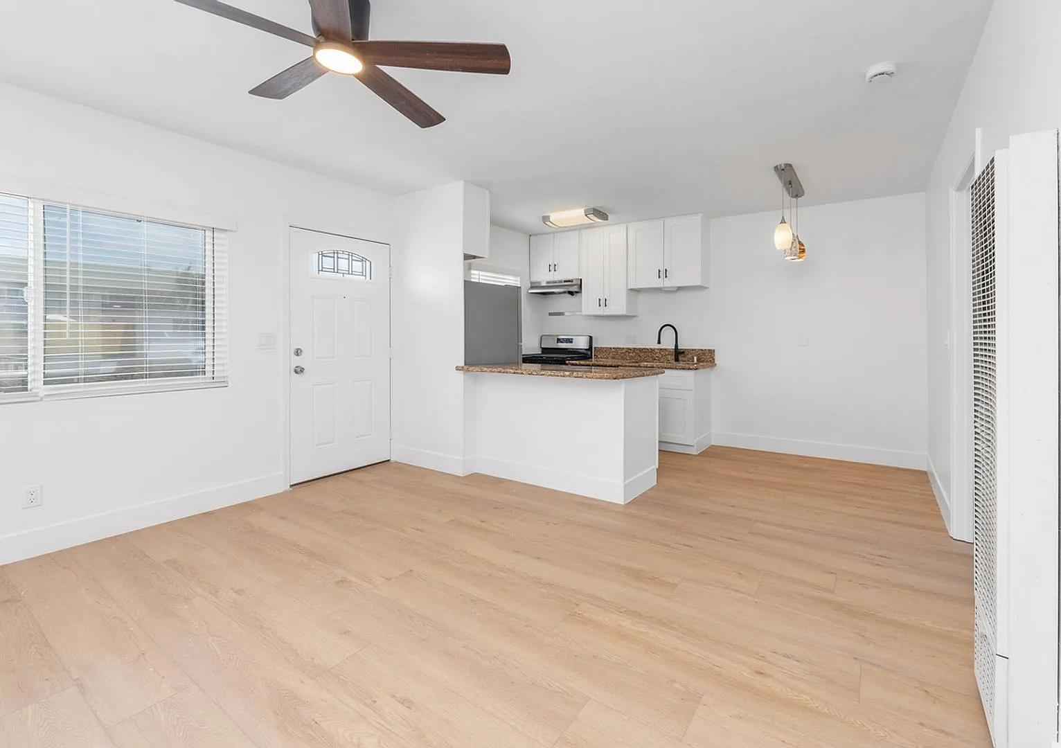 1413 Hemlock — Photo 2