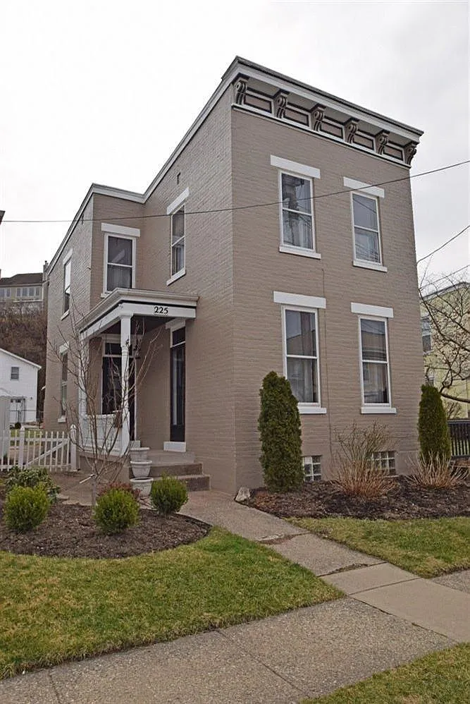 225 Main St photo 1