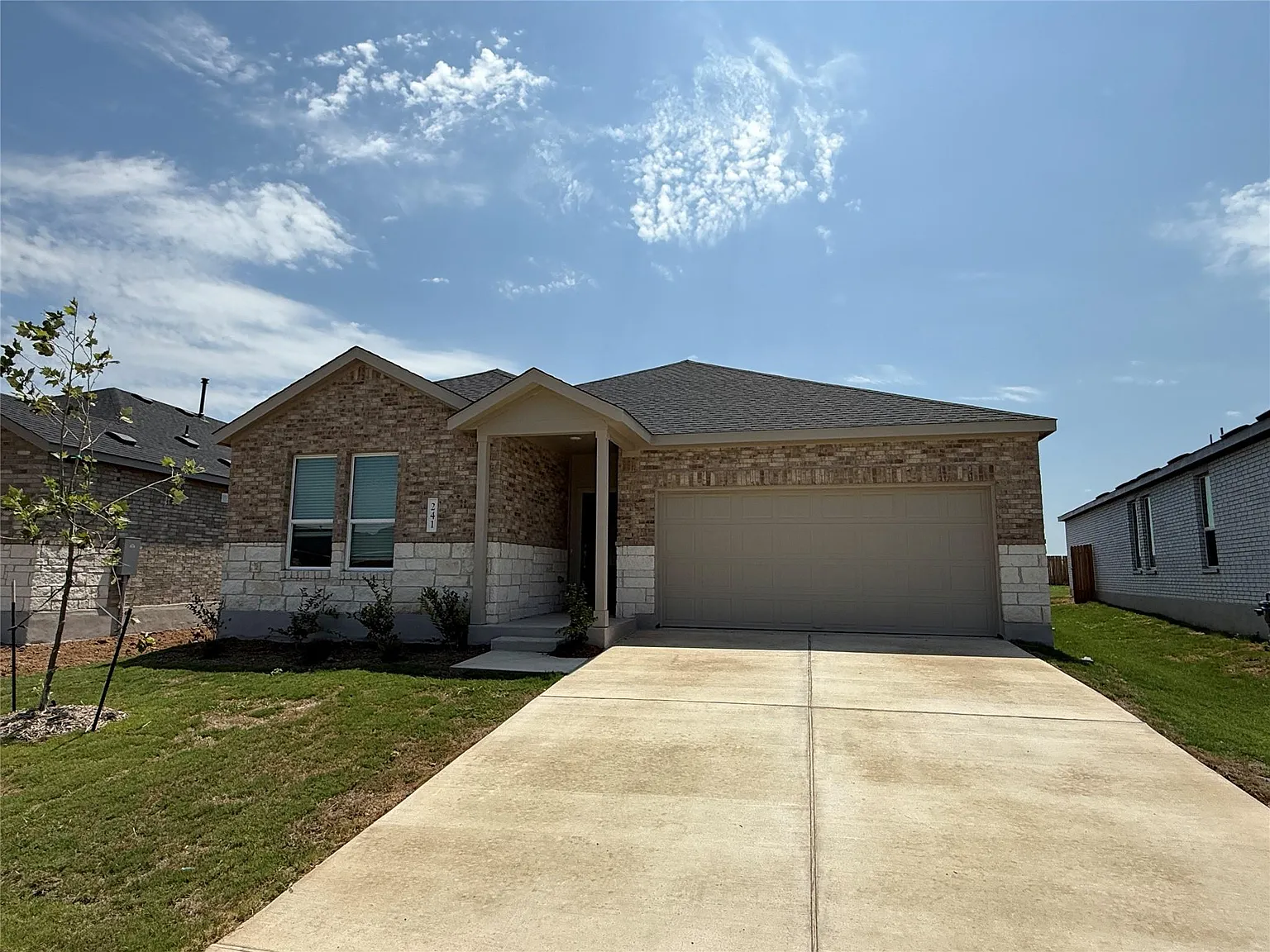 4 bed, 2.0 bath, 2060 sqft, $2,250 — Photo 2