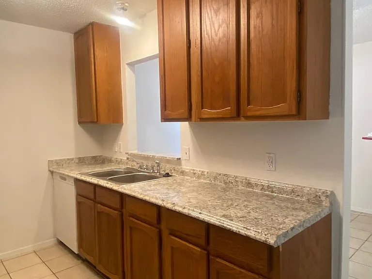 2414 Bunker Hill Dr #B — Photo 6