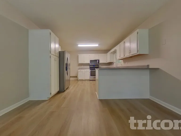 321 Stratford Dr — Photo 3