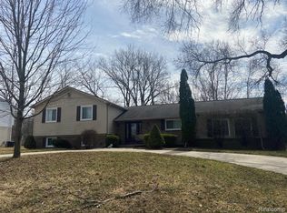 21671 Meadow Ln, Beverly Hills, MI 48025