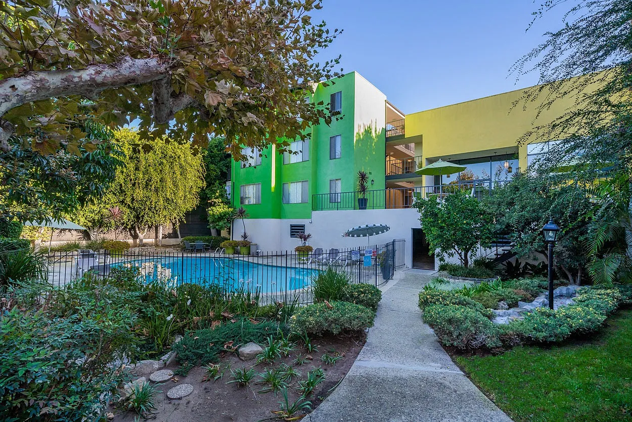 Universe at the Sycamores Apartments — Photo 2
