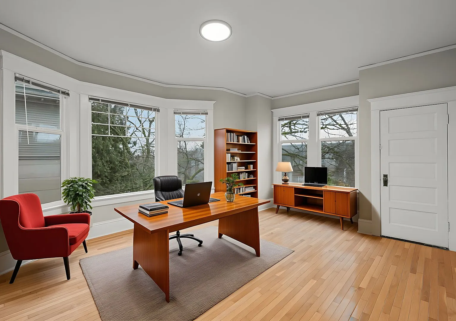 Hillcrest Manor — Photo 2