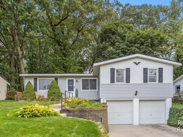 4890 Burgis Ave SE, Kentwood, MI 49508