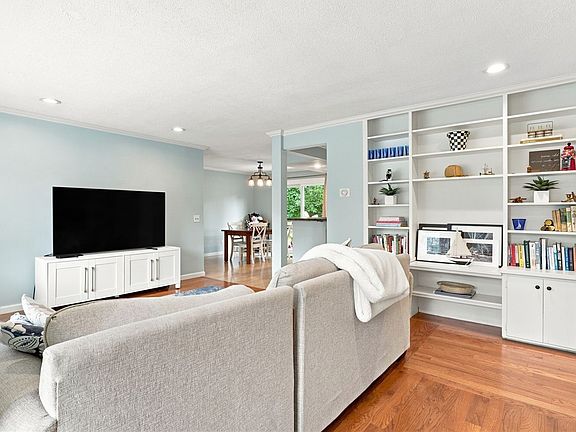 4th image of 464 Manse Ln