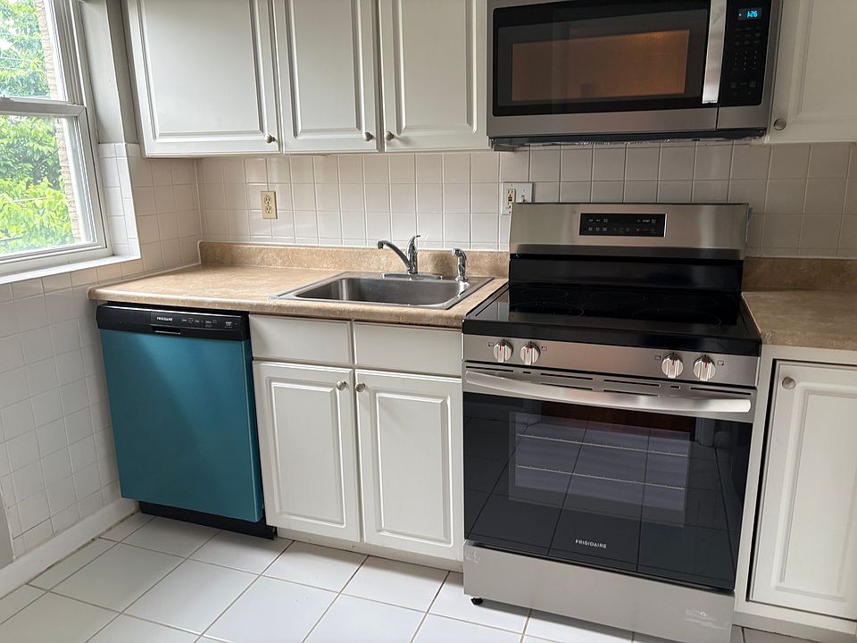 Stove, dishwasher and microwave in kitchen