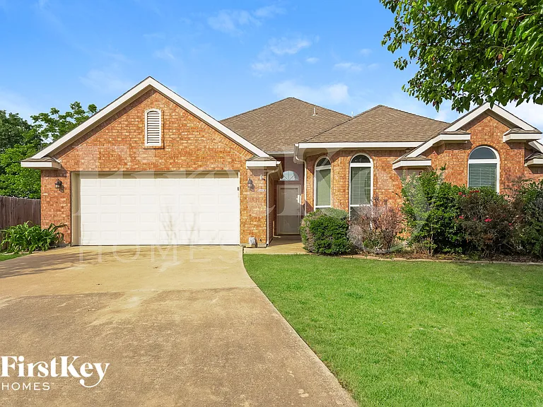 101 Canterbury Dr — Photo 1