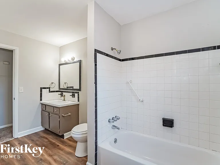 1225 Oakfield Dr N — Photo 9