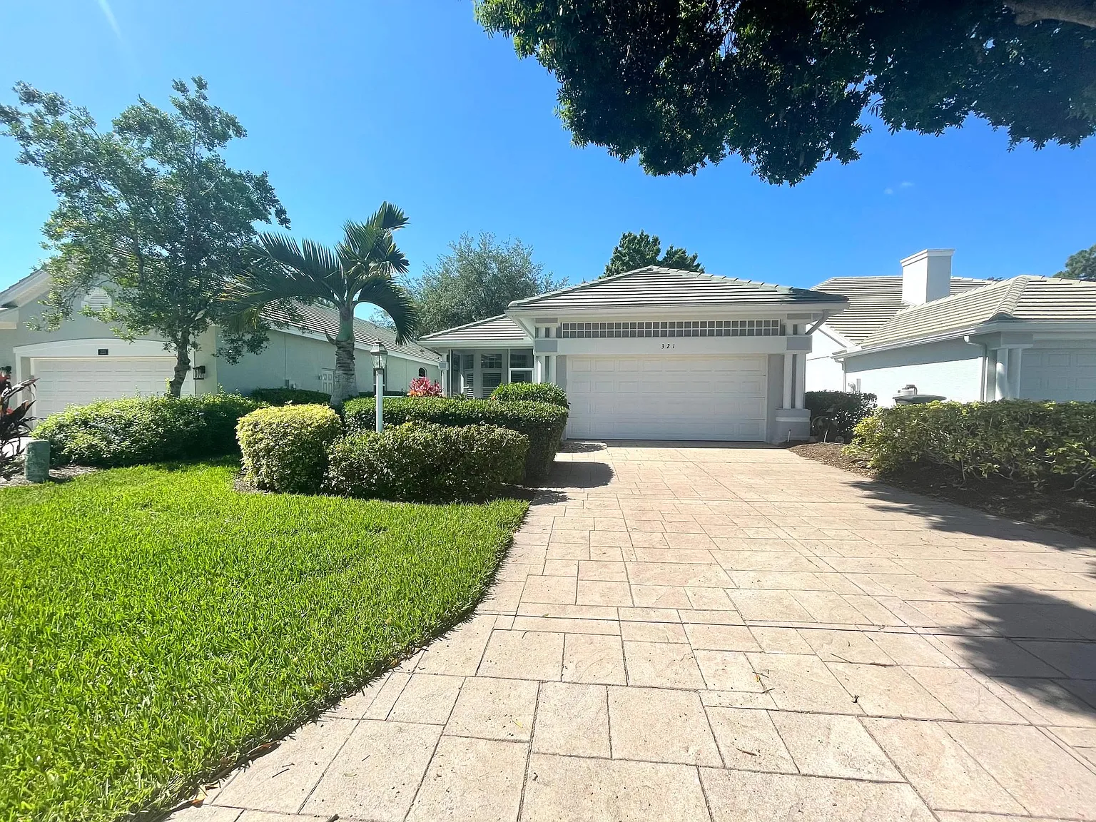 321 Lansbrook Dr — Photo 1