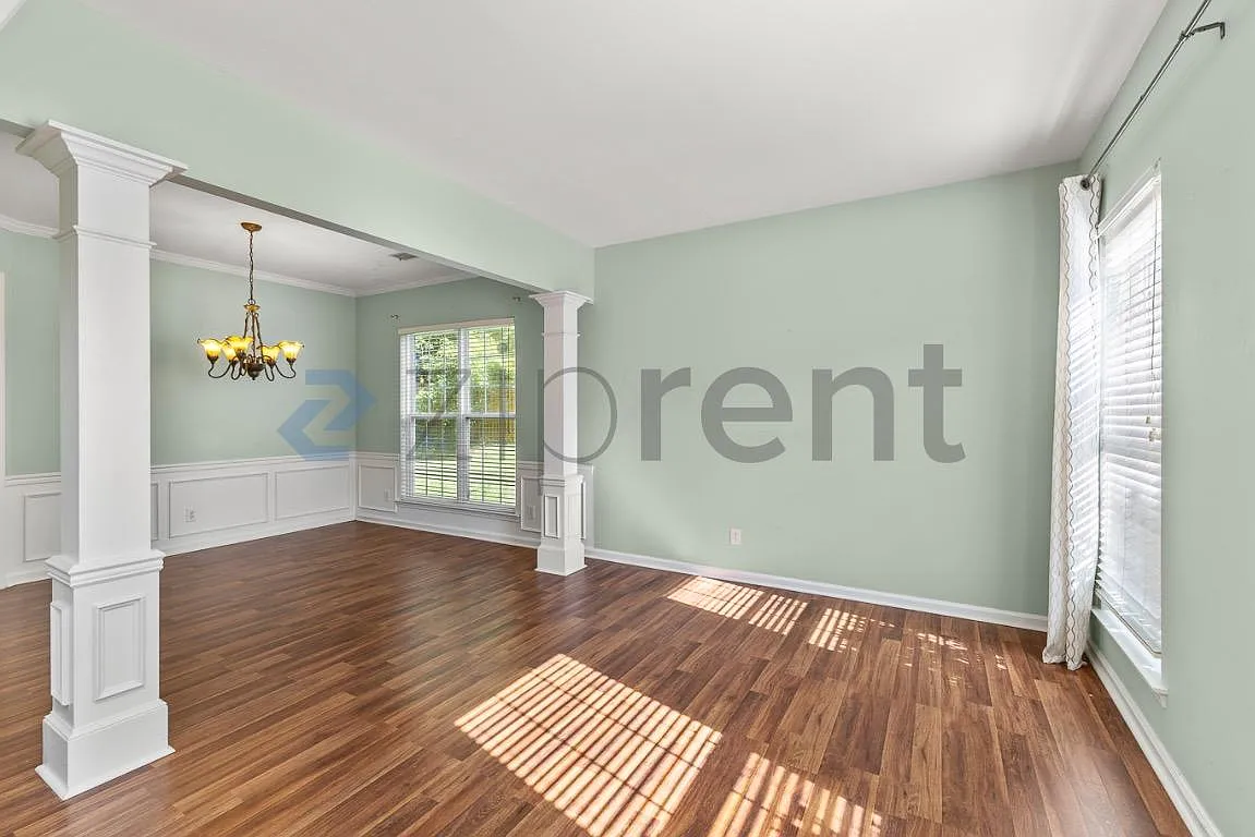 3 bed, 2.5 bath, 2200 sqft, $2,400 — Photo 2