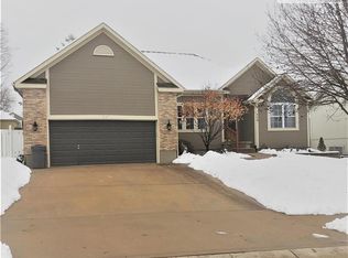 608 NE Cumberland Dr, Blue Springs, MO 64014