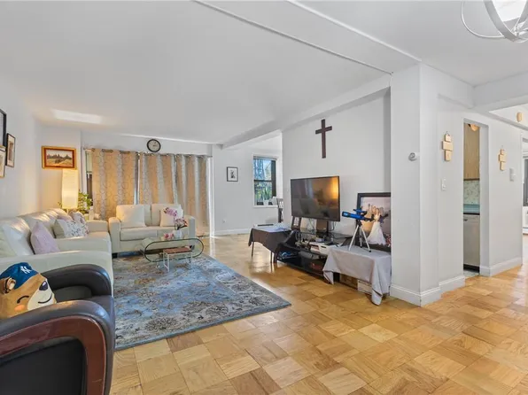 25 Stewart Place #216, Mount Kisco, NY 10549