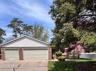 929 Laketown Dr, Holland, MI 49423