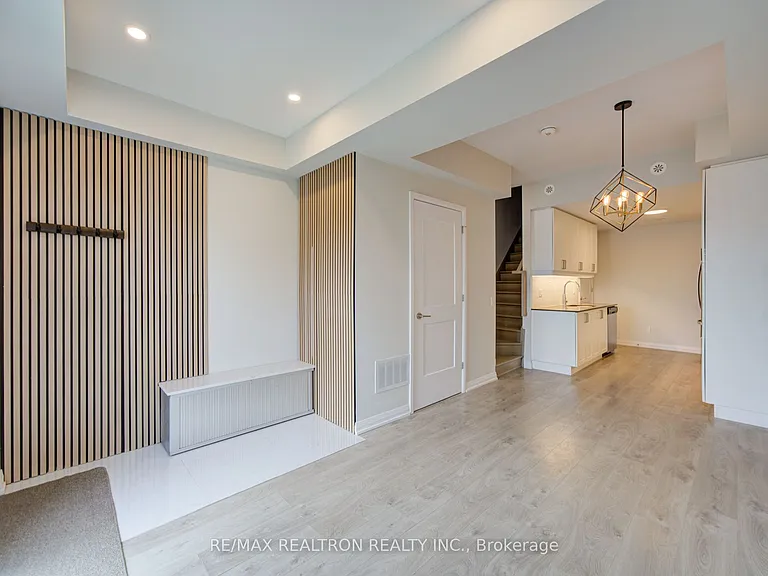 1050 Portage Pkwy #Townhouse 33 — Photo 9