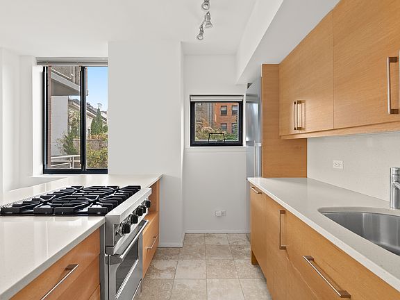 3rd image of 140 Charles St APT 4C