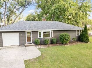 28W556 Forestview Dr, Warrenville, IL 60555