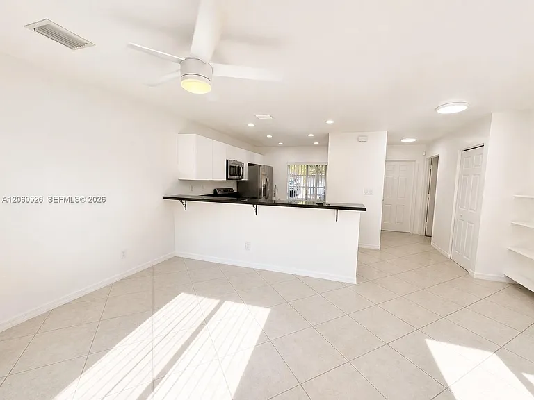 324 NE 3rd St #C — Photo 5