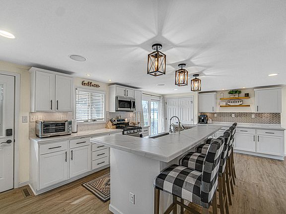4th image of 10740 Forestdale St
