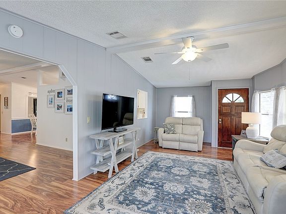 5th image of 714 Amaryllis Dr