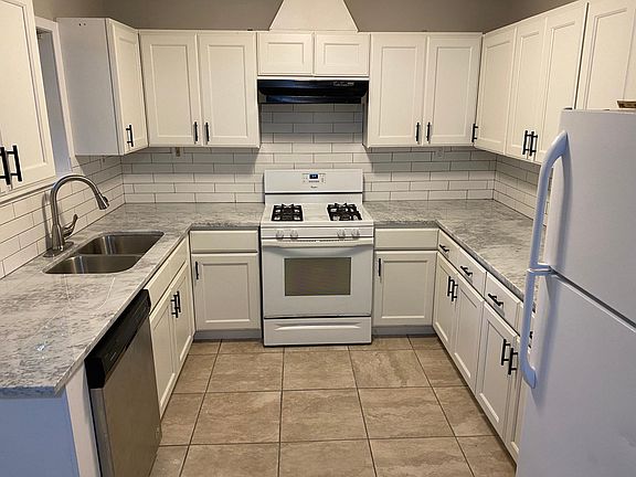 2nd image of 212 N Shady Oaks St