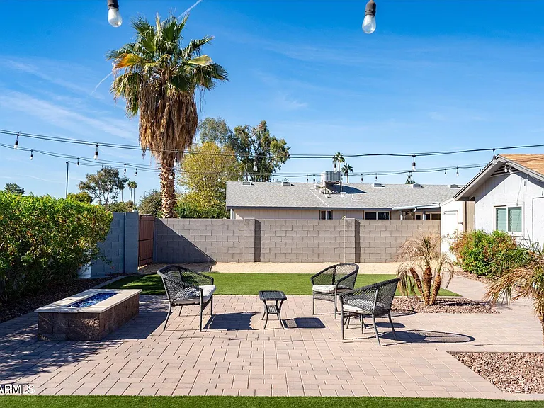 1211 W Palomino Dr — Photo 2