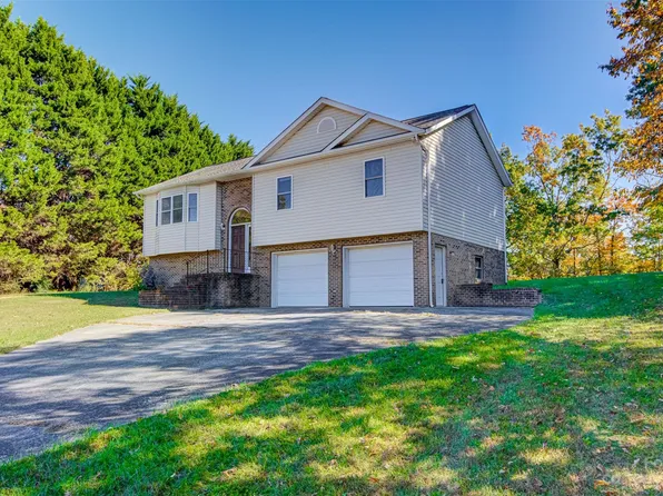 3921 Oakmont Ln, Hickory, NC 28602