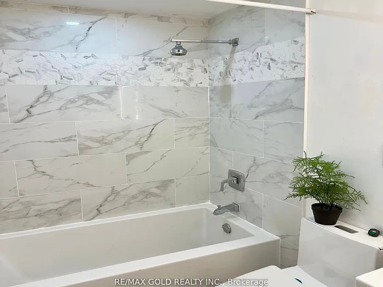 156 Mooregate Cres — Photo 24
