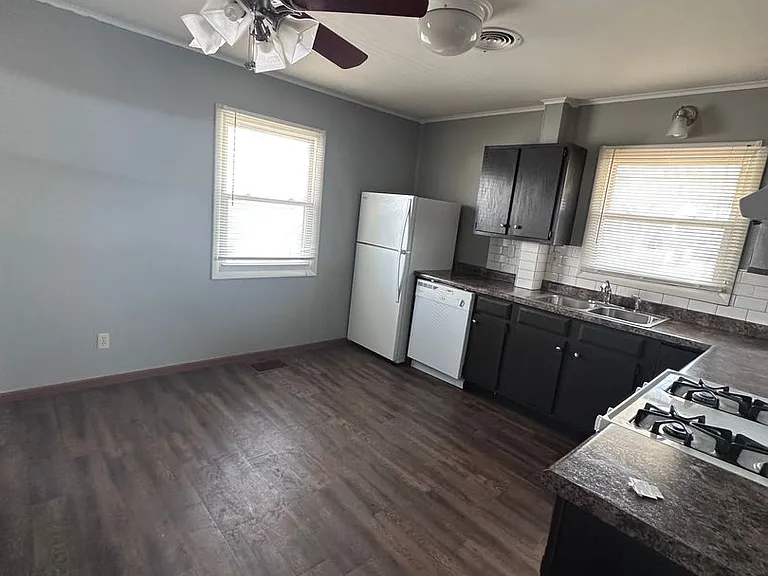 2450 3rd Ave — Photo 10