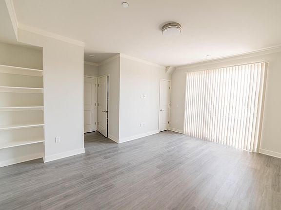 4th image of 5645 Farmdale Ave #S5ynn21g8