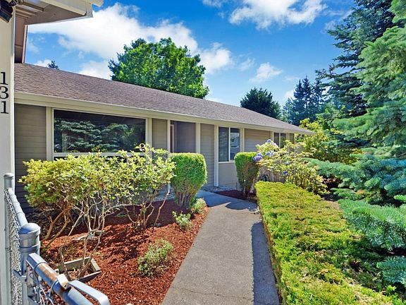 3rd image of 131 NE Mulberry Ln
