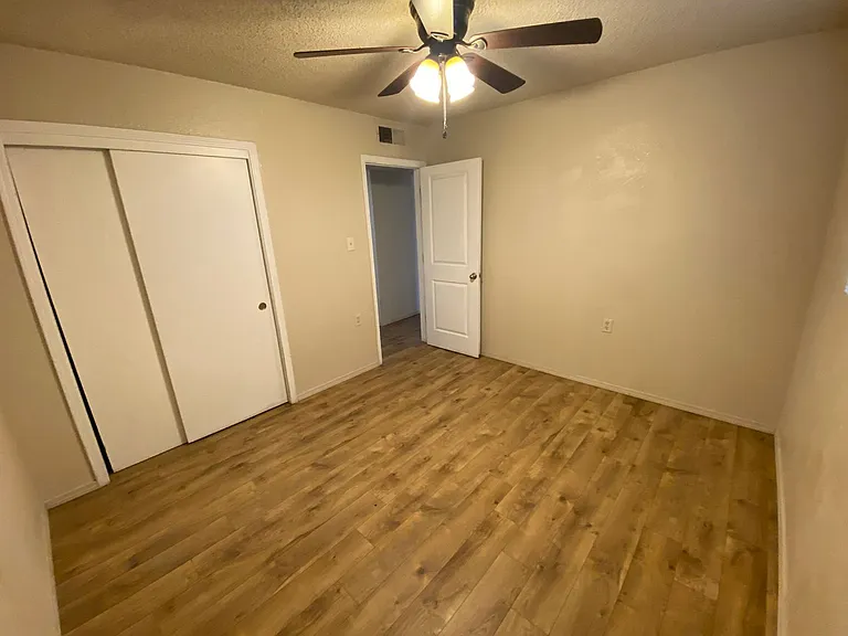 919-923 Alvarado Dr SE — Photo 9