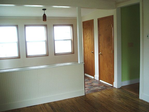 L door 1/2 bath R Closet