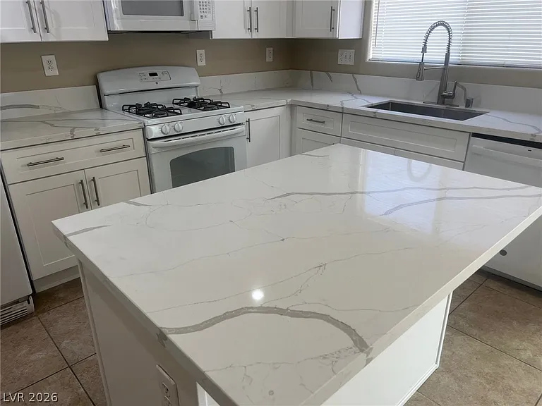 168 Gilliflower Ave — Photo 3