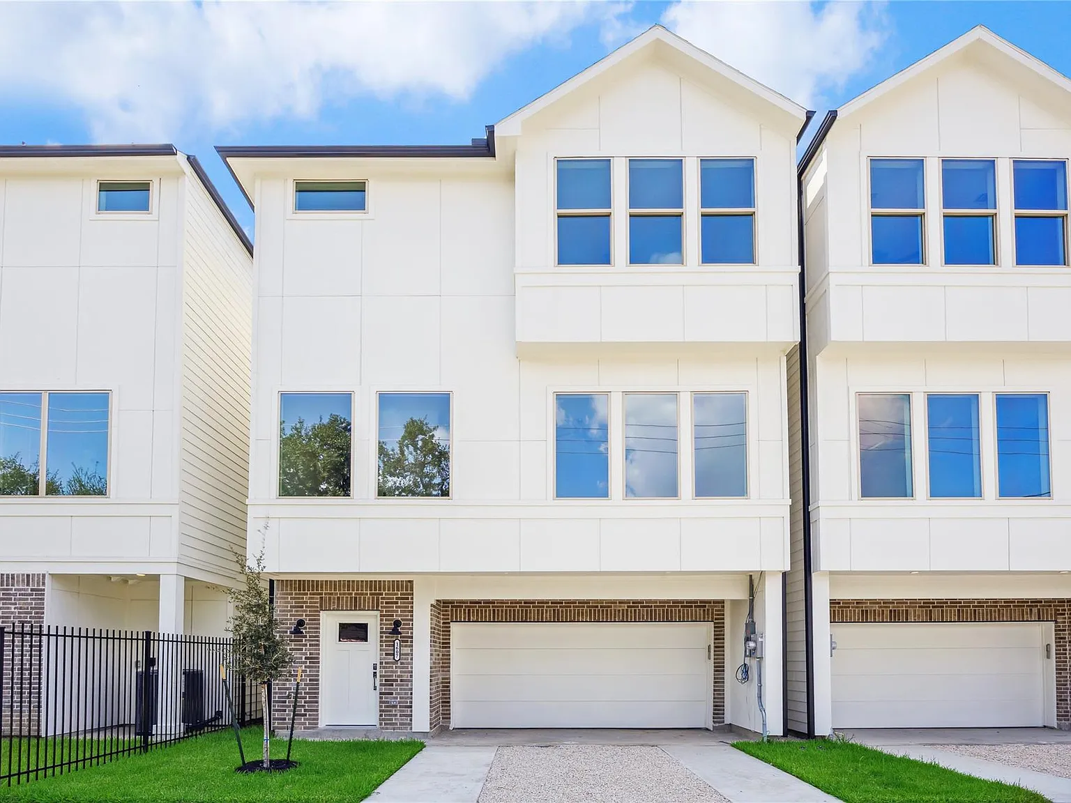 3 bed, 3.5 bath, 2390 sqft, $4,500 — Photo 1