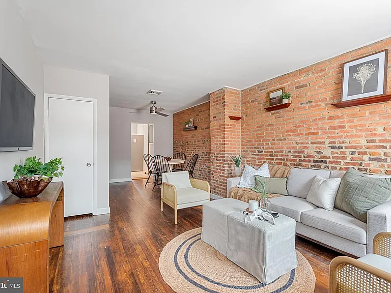 130 E Randall St — Photo 4