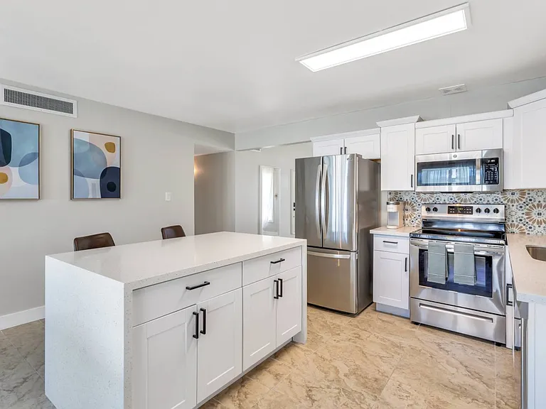 2124 E Hillery Dr — Photo 1