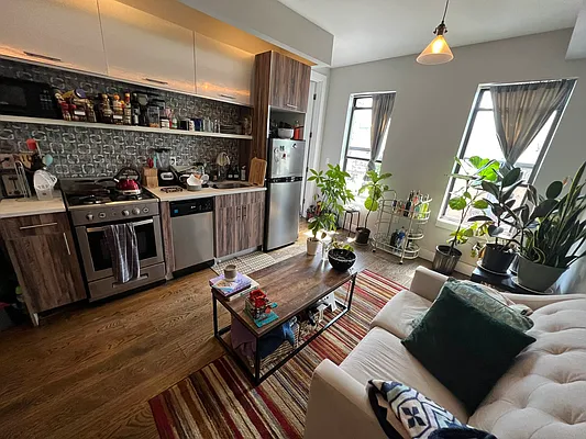 Rented by Delmark Realty LLC | media 8